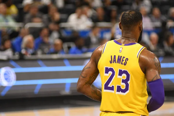 张镇麟上海首秀出战7分钟，3中3得到6分